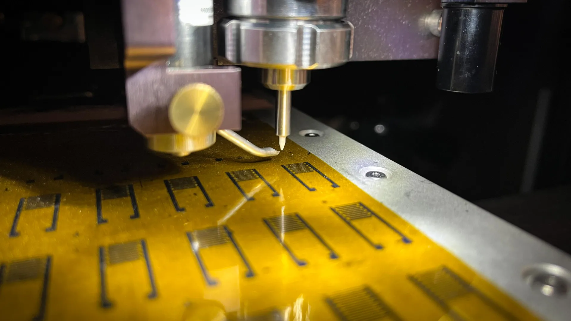 Artificial Neurons Forge a Direct Link with Living Brain Cells, Heralding a New Era in Neuro-Engineering and Energy-Efficient Computing