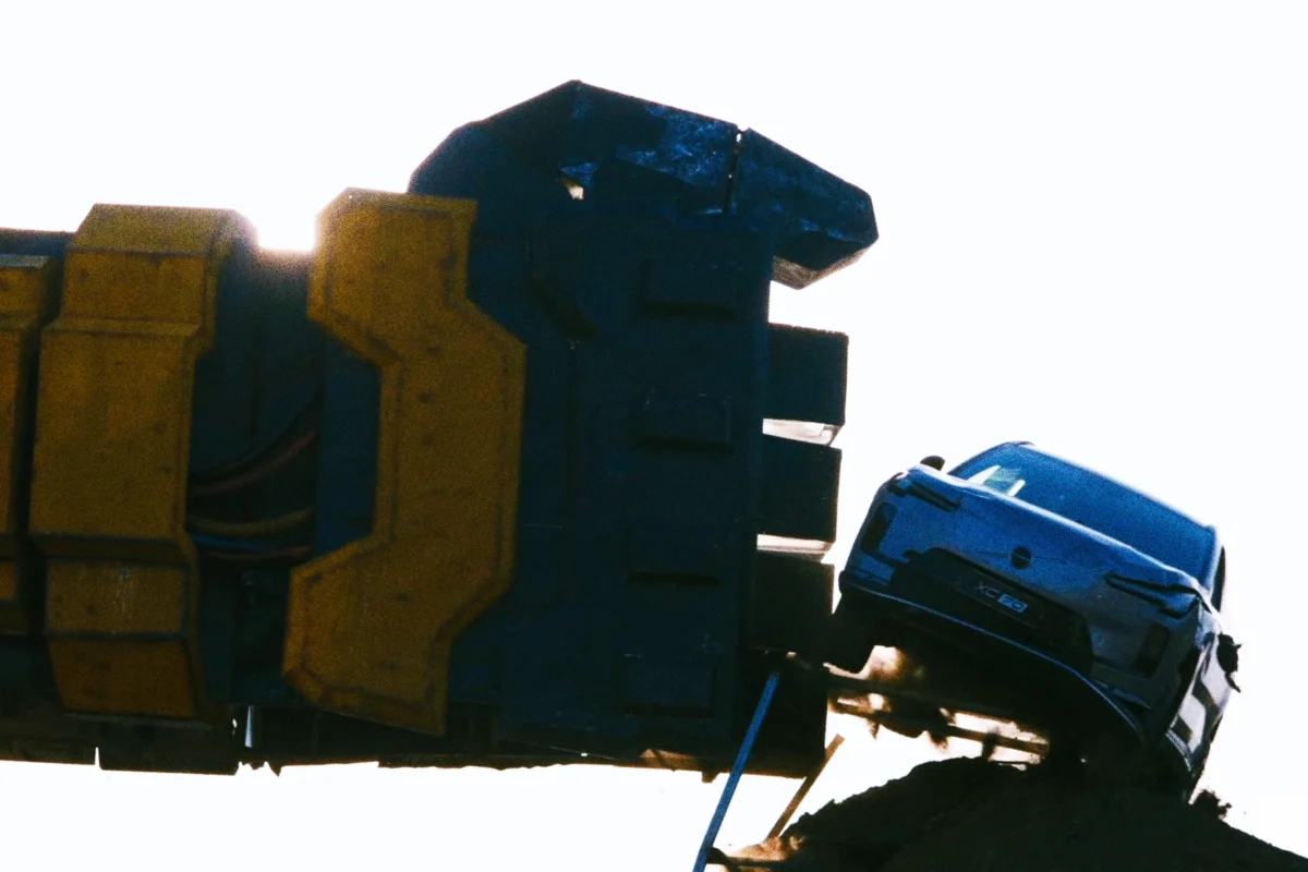 Man Engineers Giant Robot Hand to Unleash Havoc on a Volvo, Captivating Global Audiences with Engineering Spectacle