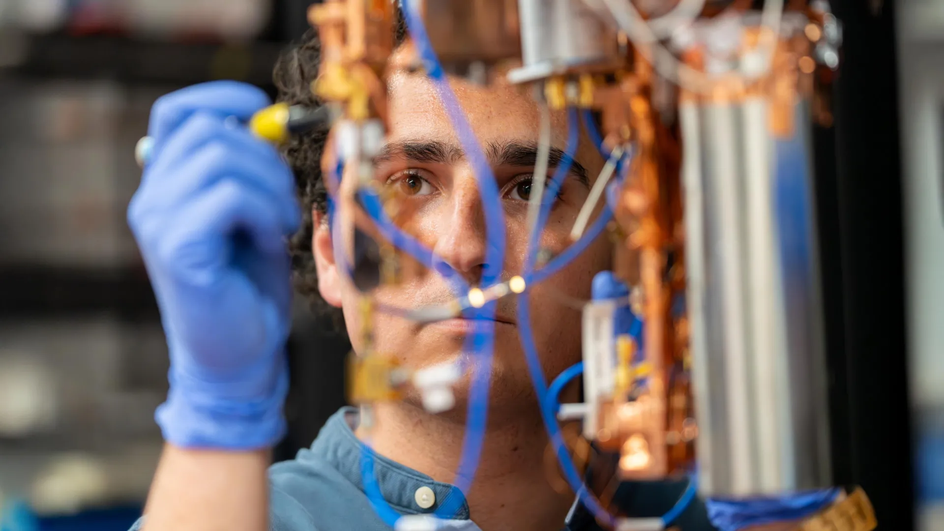A "Quantum Bath" Puts Quantum Entanglement on Autopilot, Revolutionizing Quantum Computing and Networks.